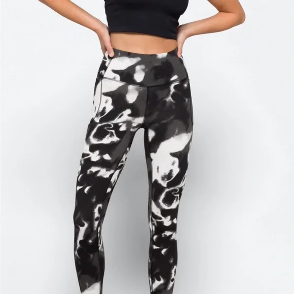 Under Armour High Rise Tie Dye Leggings Black White Ink Wash Size Large - Picture 14 of 15